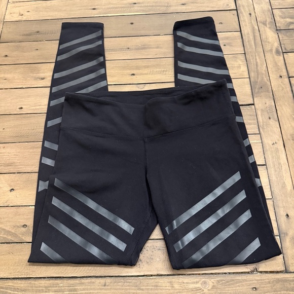 Alo Yoga Black Airbrush Lineal Diagonal Stripe Full Length Leggings - Size M - Picture 2 of 6
